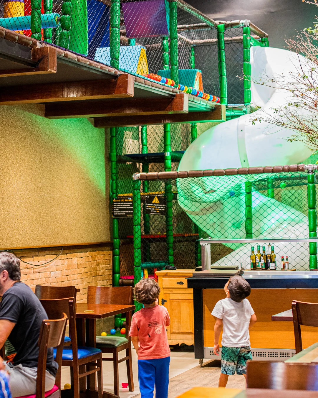 Espaço kids do Botequim Paulista com crianças brincando