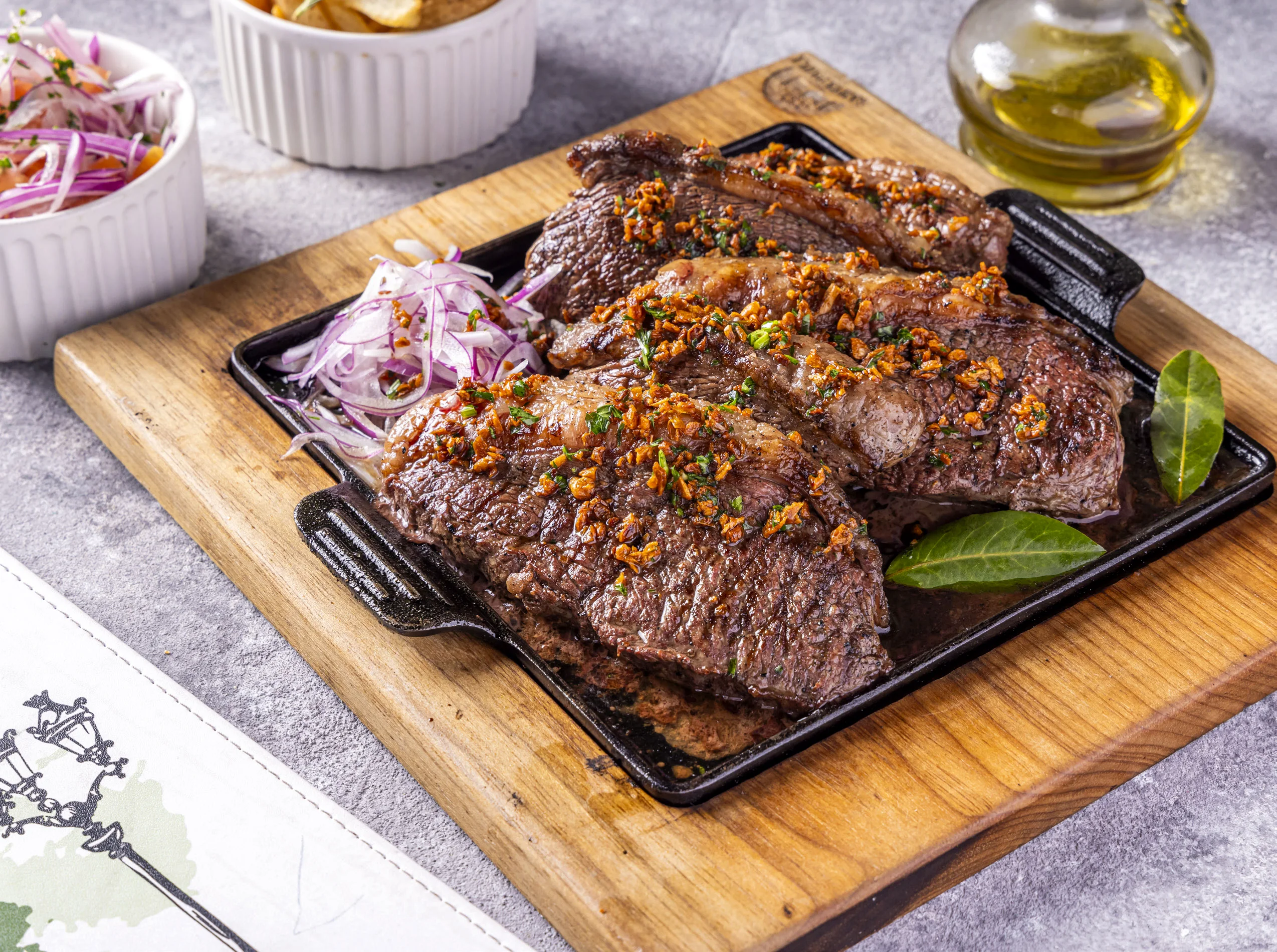 Prato de carne servido para compartilhar